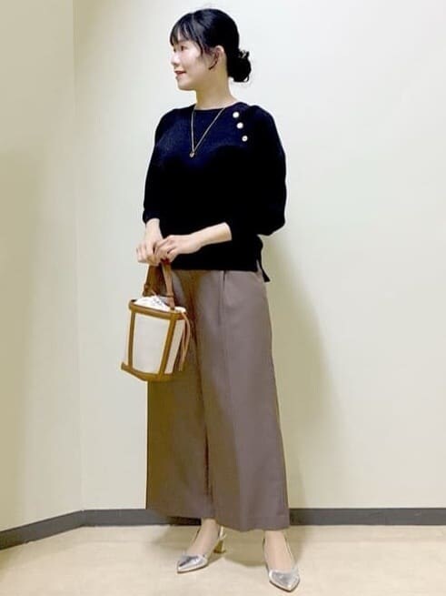 ブラウン系のその他パンツ、ブラック系のニット/セーター、イエロー系のショルダーバッグを着用したレディースの冬コーディネートの5枚目の写真