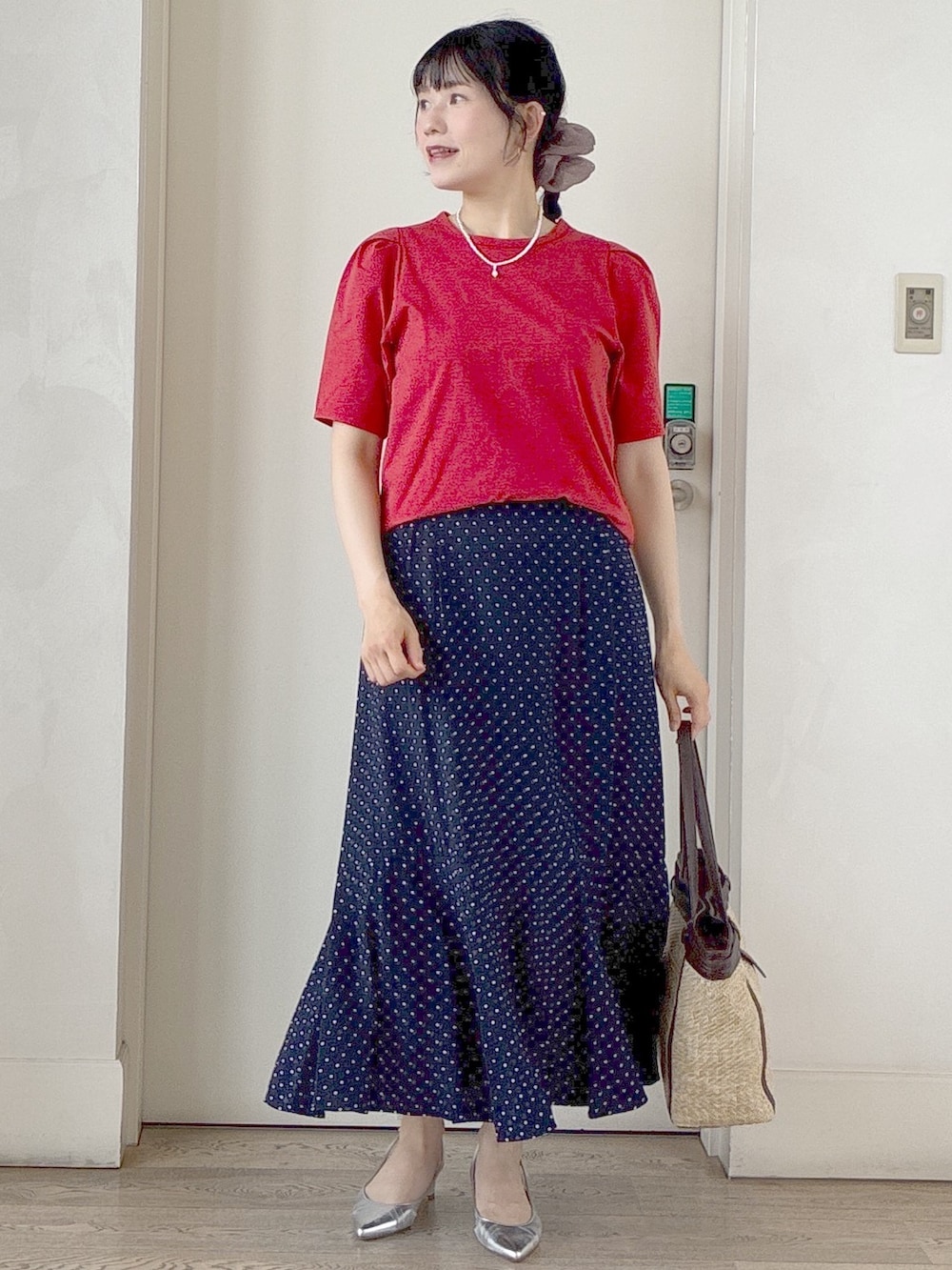 オレンジ系のTシャツ/カットソー、ブルー系のスカート、イエロー系のトートバッグを着用したレディースの夏コーディネートの10枚目の写真