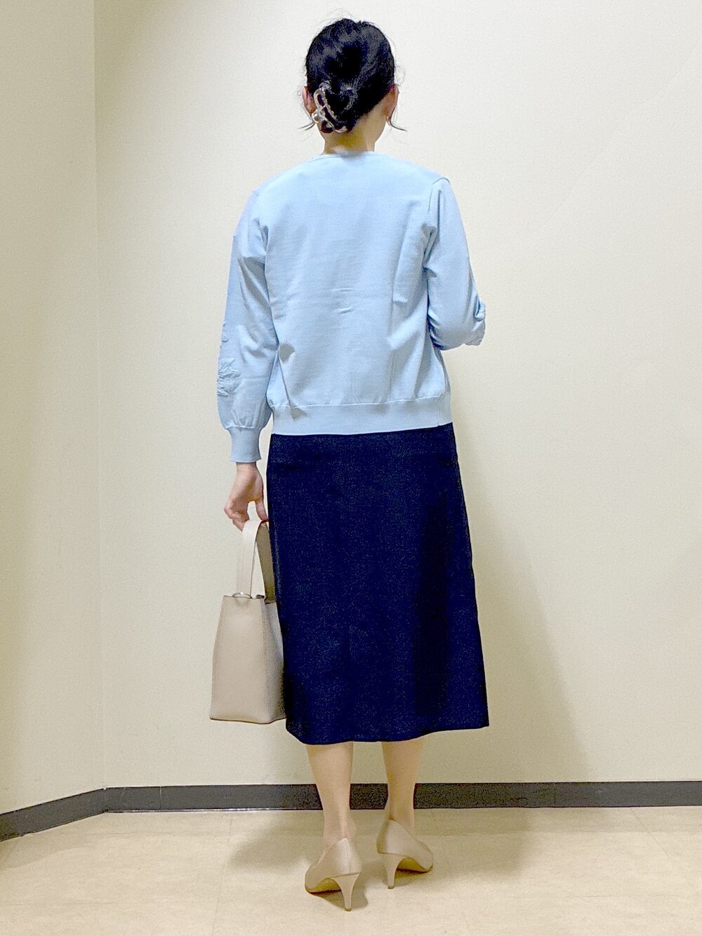 ブルー系のカーディガン/ボレロ、ホワイト系のTシャツ/カットソー、ブルー系のスカートを着用したレディースの春コーディネートの3枚目の写真