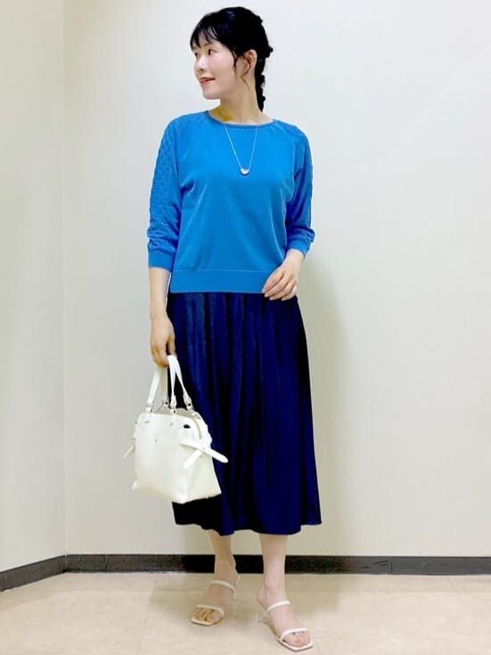 ブルー系のニット/セーター、ブルー系のその他パンツ、グレー系のニット/セーターを着用したレディースの夏コーディネートの7枚目の写真