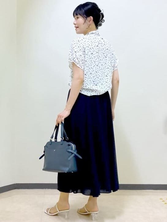 ホワイト系のシャツ/ブラウス、ブルー系のスカート、ホワイト系のカーディガン/ボレロを着用したレディースの夏コーディネートの4枚目の写真