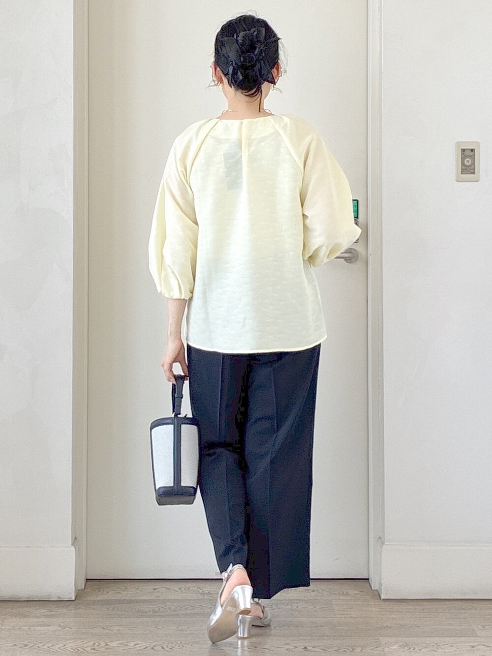 イエロー系のシャツ/ブラウス、ブルー系のその他パンツ、ブルー系のショルダーバッグを着用したレディースの夏コーディネートの3枚目の写真