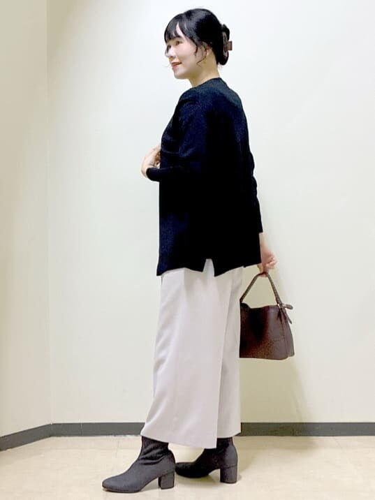 ブラック系のカーディガン/ボレロ、ブラック系のニット/セーター、ベージュ系のその他パンツを着用したレディースの秋コーディネートの2枚目の写真