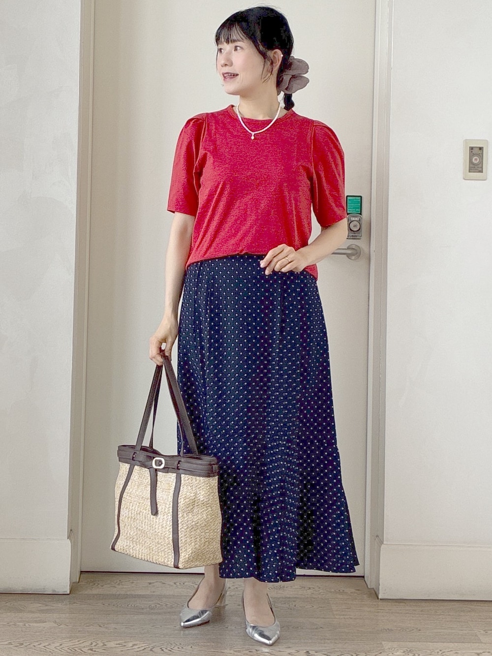 オレンジ系のTシャツ/カットソー、ブルー系のスカート、イエロー系のトートバッグを着用したレディースの夏コーディネートの9枚目の写真