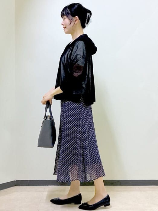ブラック系のカーディガン/ボレロ、グレー系のニット/セーター、ブルー系のスカートを着用したレディースの秋コーディネートの2枚目の写真