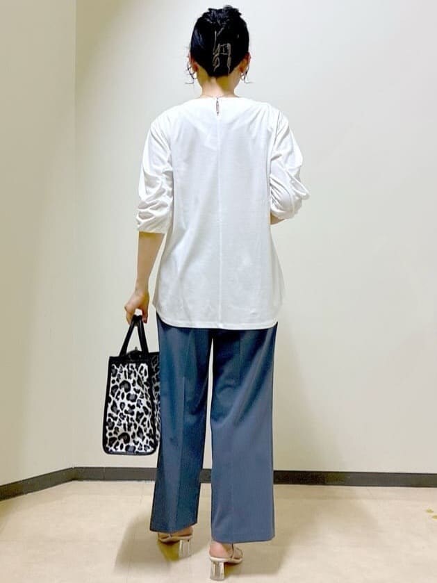 ホワイト系のTシャツ/カットソー、ブルー系のその他パンツ、ブルー系のTシャツ/カットソーを着用したレディースの夏コーディネートの3枚目の写真