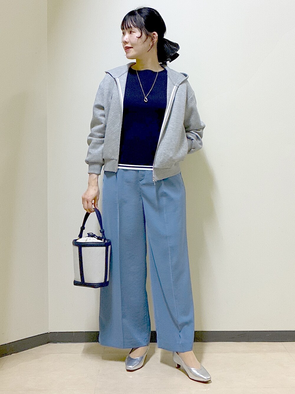 ベージュ系のノーカラージャケット、ブルー系のその他パンツ、ブルー系のニット/セーターを着用したレディースの春コーディネートの6枚目の写真