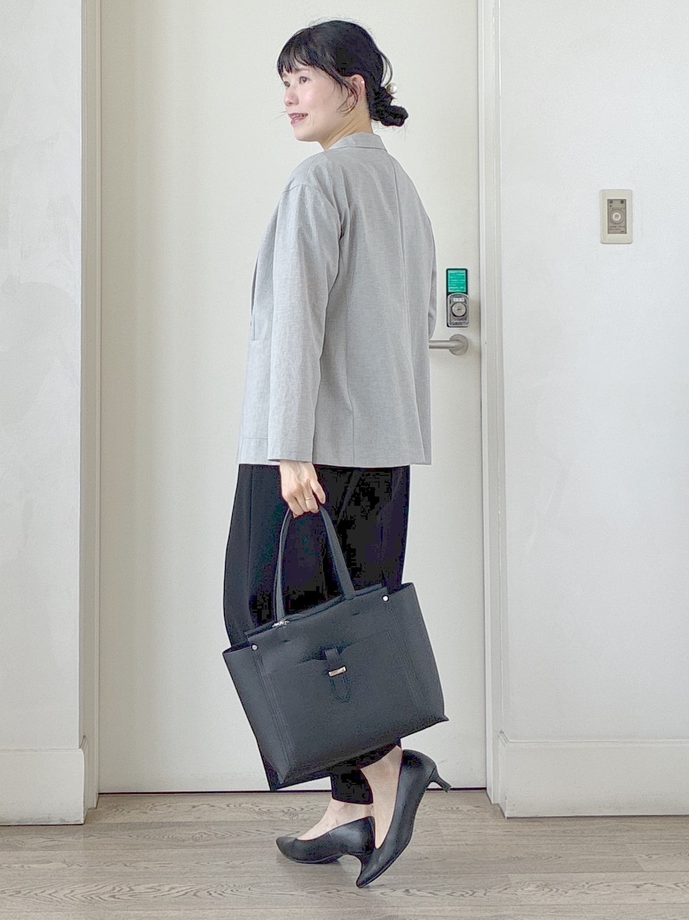 ブラック系のシャツ/ブラウス、ブラック系のその他パンツ、グレー系のテーラードジャケットを着用したレディースの夏コーディネートの10枚目の写真