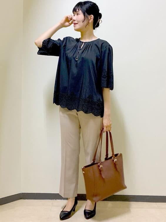 ブラック系のシャツ/ブラウス、ベージュ系のその他パンツ、ブラウン系のトートバッグを着用したレディースの夏コーディネートの7枚目の写真