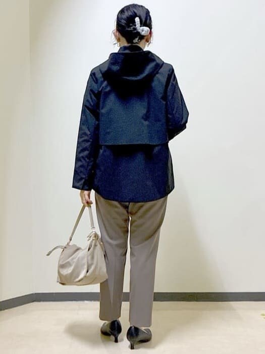 ブラック系のブルゾン、ホワイト系のニット/セーター、ブラウン系のその他パンツを着用したレディースの冬コーディネートの3枚目の写真