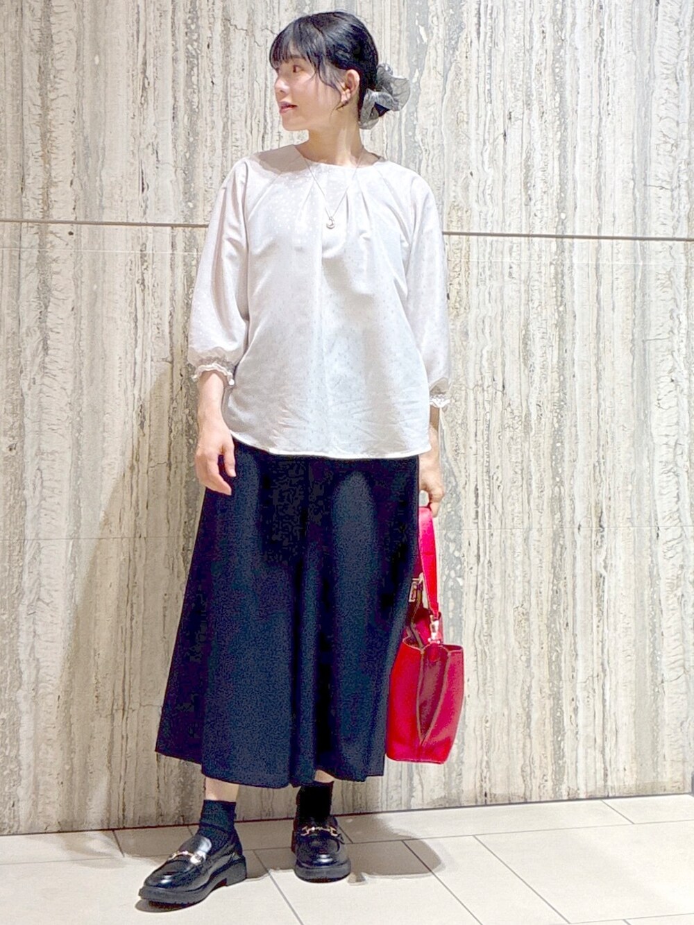 ベージュ系のシャツ/ブラウス、ブルー系のその他パンツ、レッド系のトートバッグを着用したレディースの秋コーディネートの10枚目の写真