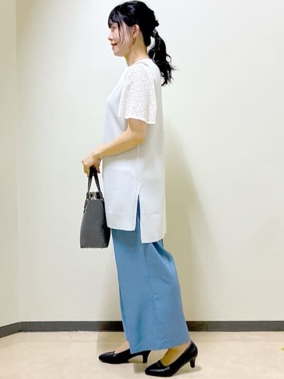 グレー系のベスト、ホワイト系のTシャツ/カットソー、ブルー系のその他パンツを着用したレディースの秋コーディネートの2枚目の写真