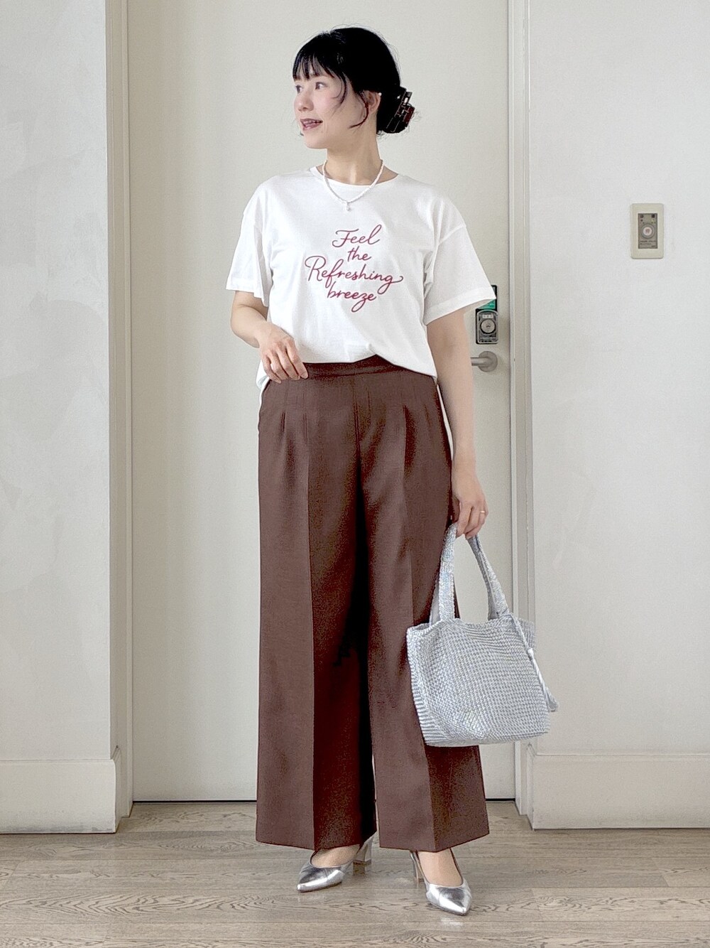 ホワイト系のTシャツ/カットソー、ブラック系のベスト、ブラウン系のその他パンツを着用したレディースの春コーディネートの8枚目の写真