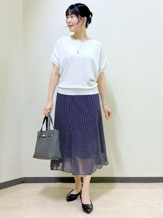 ブラック系のカーディガン/ボレロ、グレー系のニット/セーター、ブルー系のスカートを着用したレディースの秋コーディネートの9枚目の写真