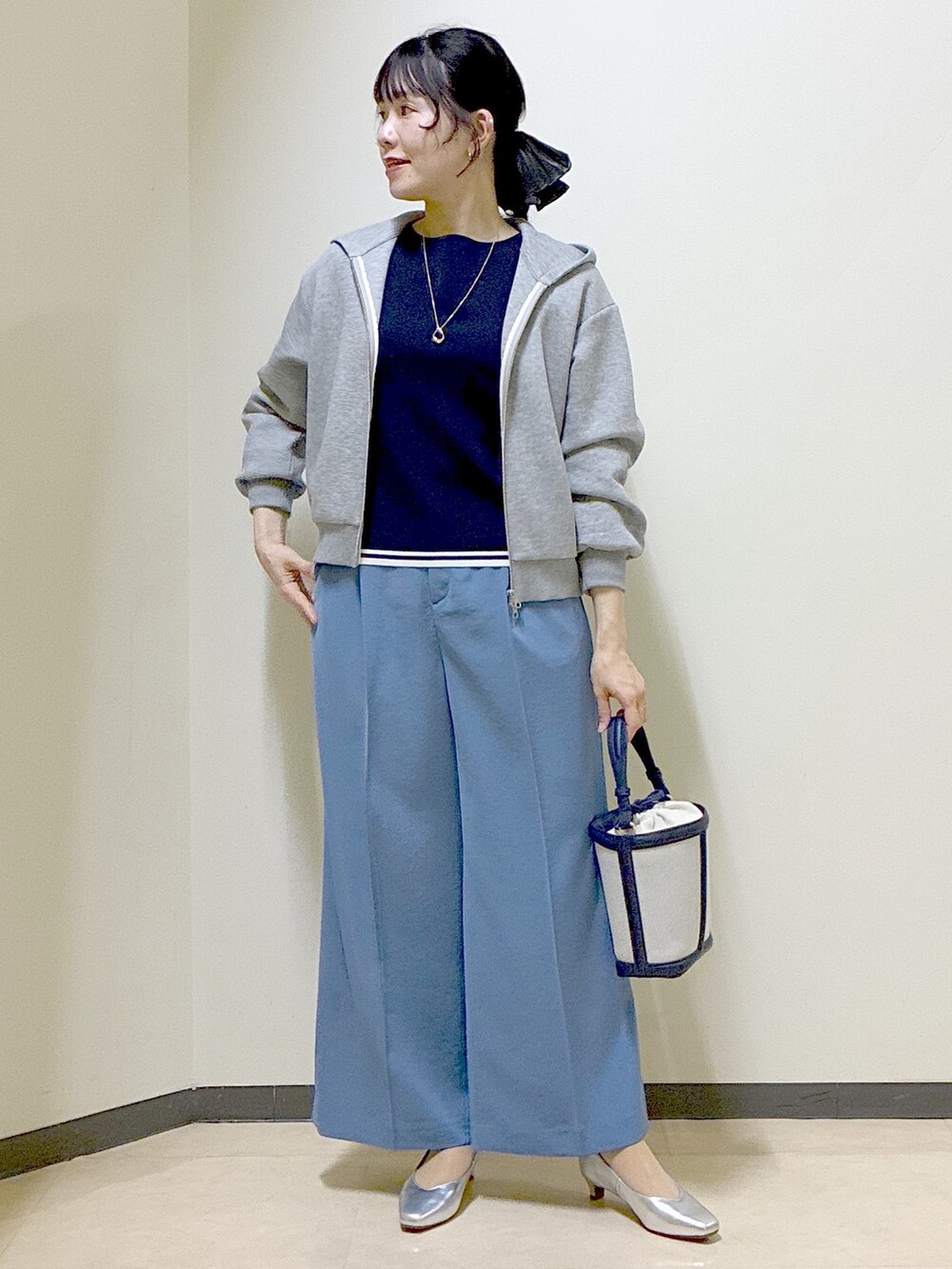 ベージュ系のノーカラージャケット、ブルー系のその他パンツ、ブルー系のニット/セーターを着用したレディースの春コーディネートの5枚目の写真