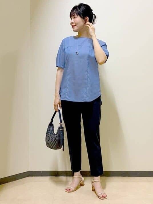 ブルー系のシャツ/ブラウス、ブルー系のその他パンツ、グレー系のカーディガン/ボレロを着用したレディースの夏コーディネートの6枚目の写真