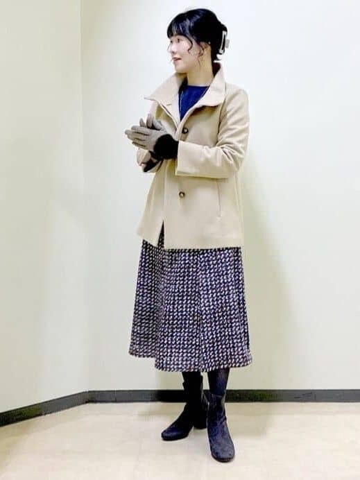 ベージュ系のその他アウター、ブルー系のニット/セーター、ブルー系のスカートを着用したレディースの秋コーディネートの7枚目の写真