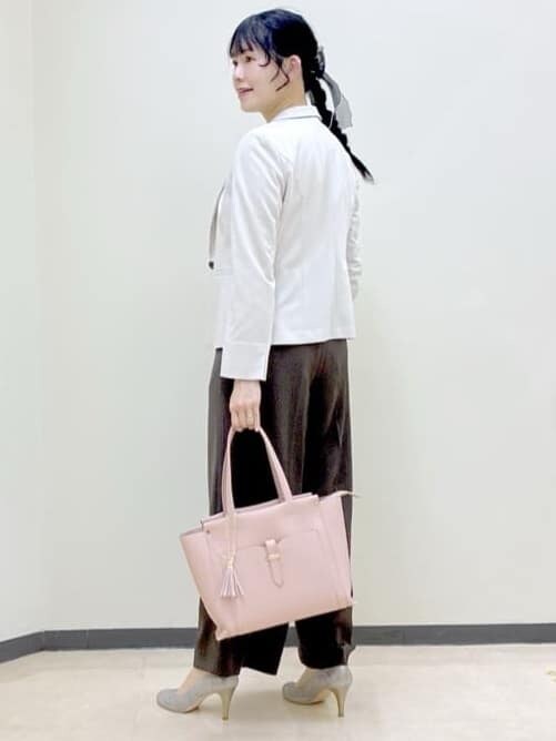 グリーン系のノーカラージャケット、ブラウン系のその他パンツ、ホワイト系のシャツ/ブラウスを着用したレディースの春コーディネートの4枚目の写真