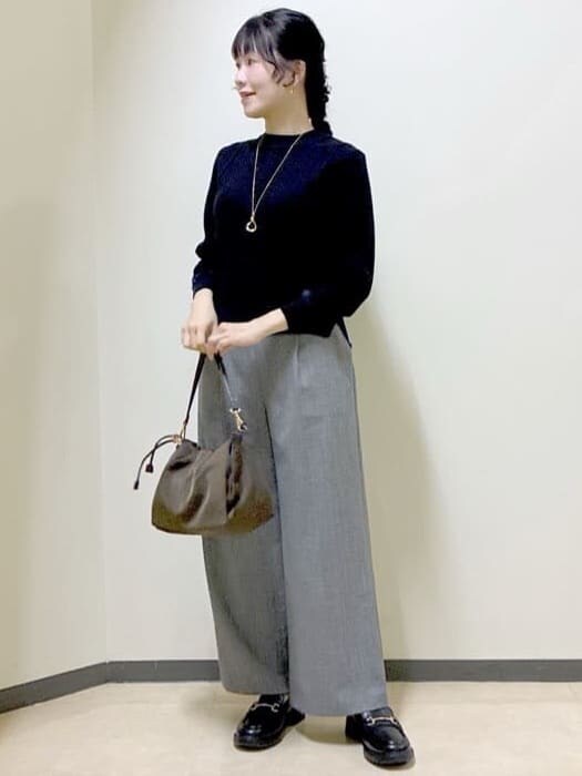 ブラック系のニット/セーター、グレー系のその他パンツ、ブラウン系のショルダーバッグを着用したレディースの冬コーディネートの7枚目の写真