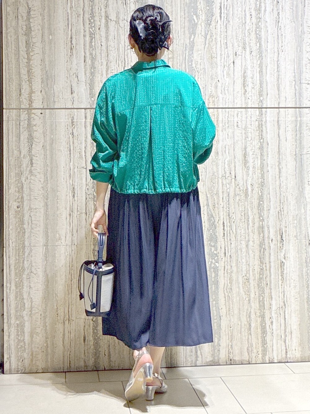 グリーン系のシャツ/ブラウス、ホワイト系のTシャツ/カットソー、ブルー系のその他パンツを着用したレディースの夏コーディネートの3枚目の写真