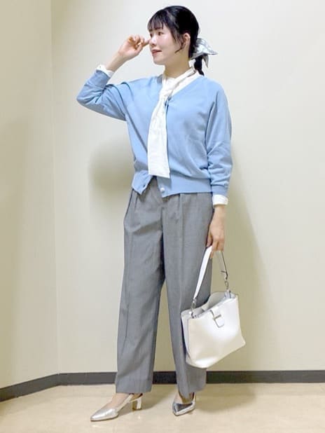ブラック系のその他パンツ、ブルー系のカーディガン/ボレロ、ピンク系のニット/セーターを着用したレディースの冬コーディネートの6枚目の写真