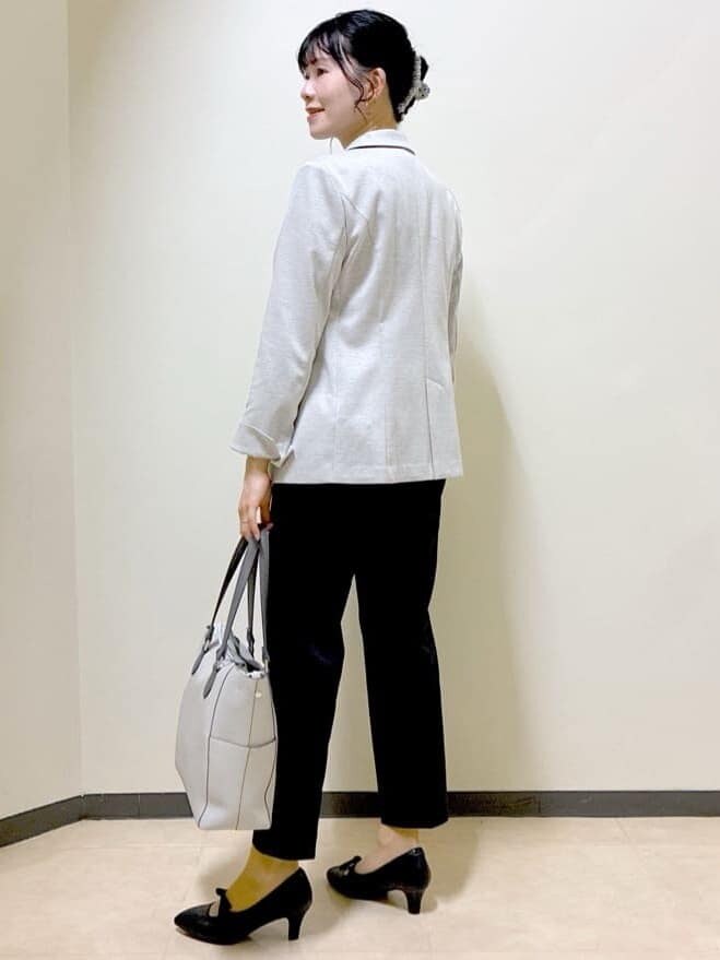 ブルー系のシャツ/ブラウス、グレー系のテーラードジャケット、ブラック系のその他パンツを着用したレディースの春コーディネートの9枚目の写真