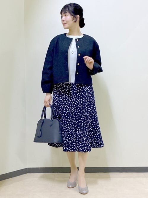 グレー系のニット/セーター、ブルー系のノーカラージャケット、ブルー系のスカートを着用したレディースの冬コーディネートの8枚目の写真