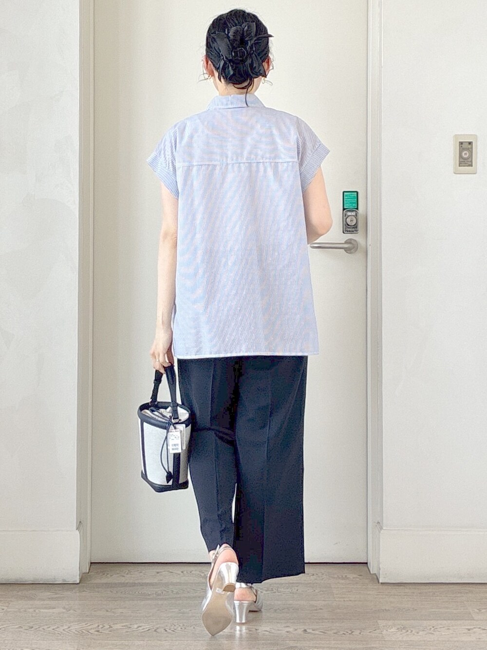 ブルー系のシャツ/ブラウス、ブルー系のその他パンツ、ブルー系のショルダーバッグを着用したレディースの夏コーディネートの3枚目の写真