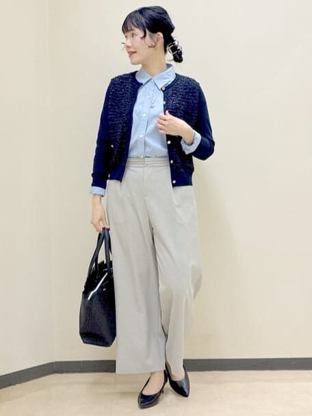 ブルー系のカーディガン/ボレロ、ブルー系のシャツ/ブラウス、グレー系のその他パンツを着用したレディースの春コーディネートの9枚目の写真