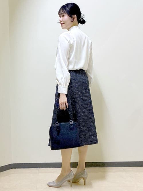 パープル系のTシャツ/カットソー、ホワイト系のシャツ/ブラウス、ブルー系のカーディガン/ボレロを着用したレディースの冬コーディネートの4枚目の写真