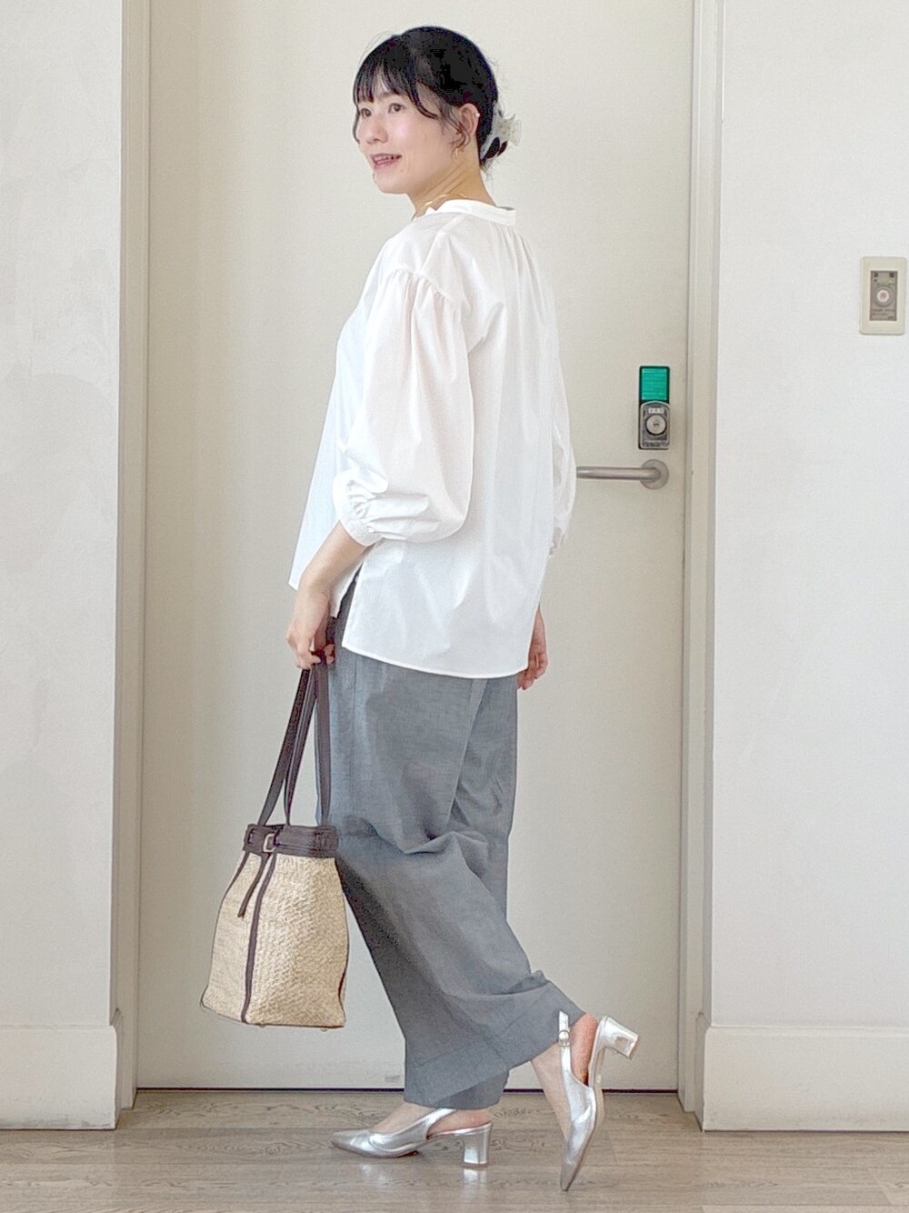 ホワイト系のシャツ/ブラウス、ベージュ系のタンクトップ、ブラック系のその他パンツを着用したレディースの夏コーディネートの2枚目の写真
