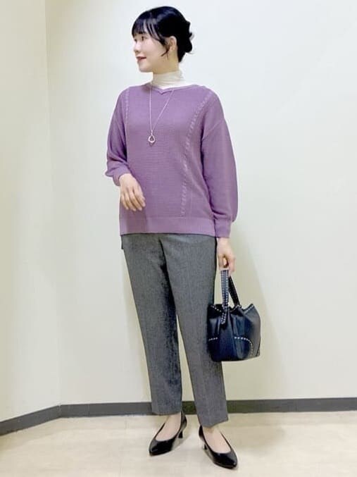 ピンク系のニット/セーター、ベージュ系のニット/セーター、ブラック系のその他パンツを着用したレディースの冬コーディネートの7枚目の写真