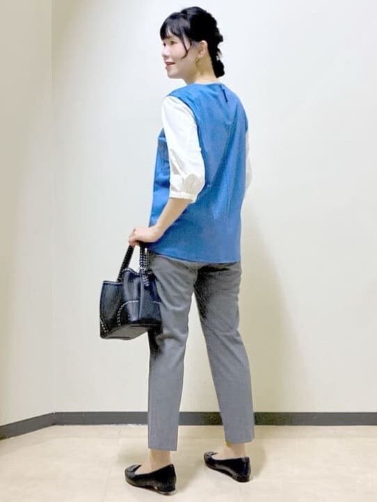 ブラック系のカーディガン/ボレロ、ブルー系のTシャツ/カットソー、ブラック系のその他パンツを着用したレディースの秋コーディネートの10枚目の写真