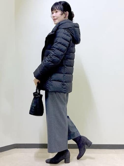 ブルー系のニット/セーター、グレー系のその他パンツ、ブラック系のダウンジャケット/コートを着用したレディースの冬コーディネートの10枚目の写真