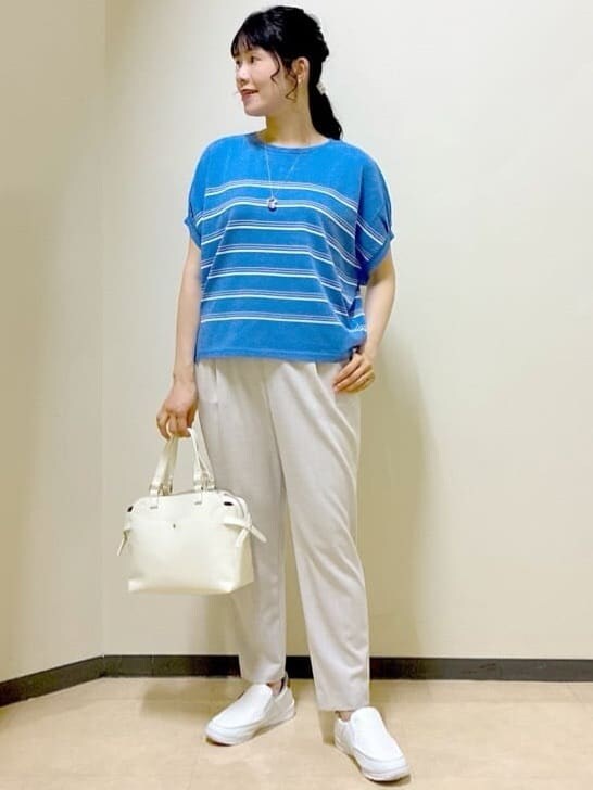 ブルー系のニット/セーター、ベージュ系のその他パンツ、ホワイト系のトートバッグを着用したレディースの夏コーディネートの7枚目の写真