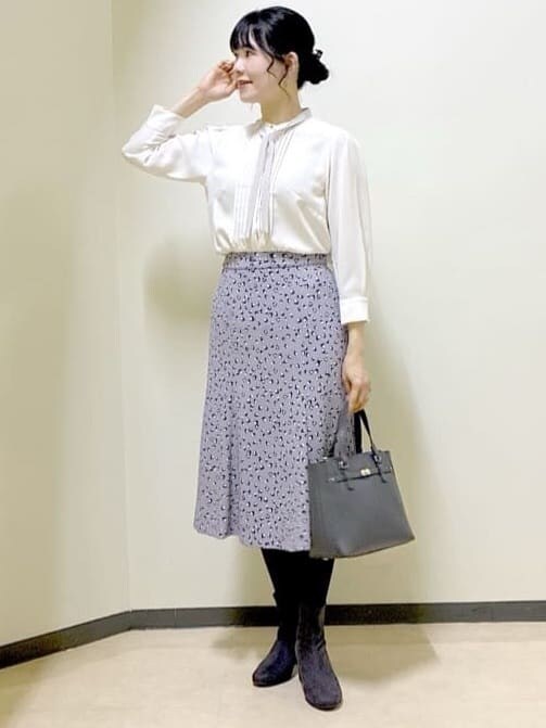 ホワイト系のシャツ/ブラウス、グレー系のスカート、ブラック系のノーカラージャケットを着用したレディースの冬コーディネートの6枚目の写真