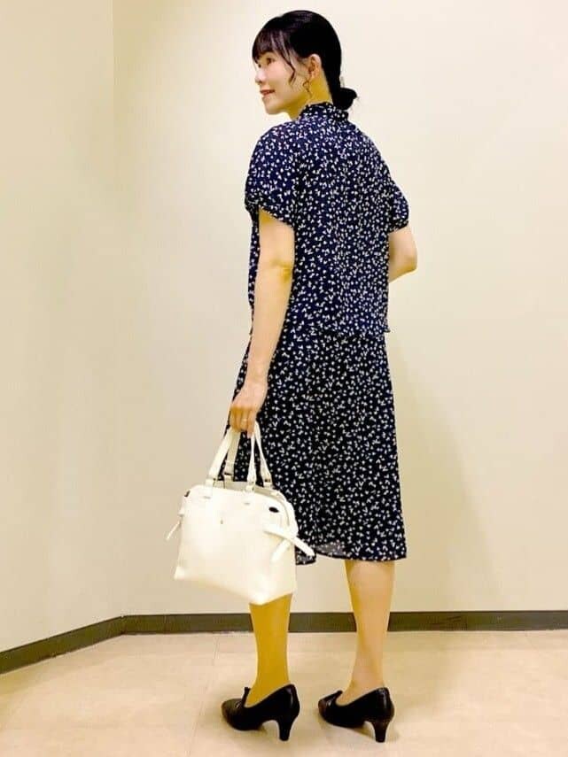 ブルー系のシャツ/ブラウス、ブルー系のスカート、ベージュ系のテーラードジャケットを着用したレディースの夏コーディネートの4枚目の写真