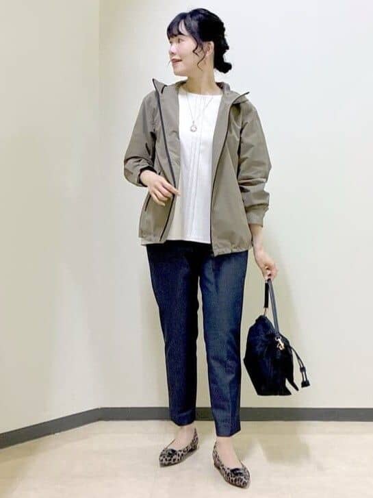 グリーン系のブルゾン、ベージュ系のTシャツ/カットソー、ブルー系のその他パンツを着用したレディースの秋コーディネートの5枚目の写真
