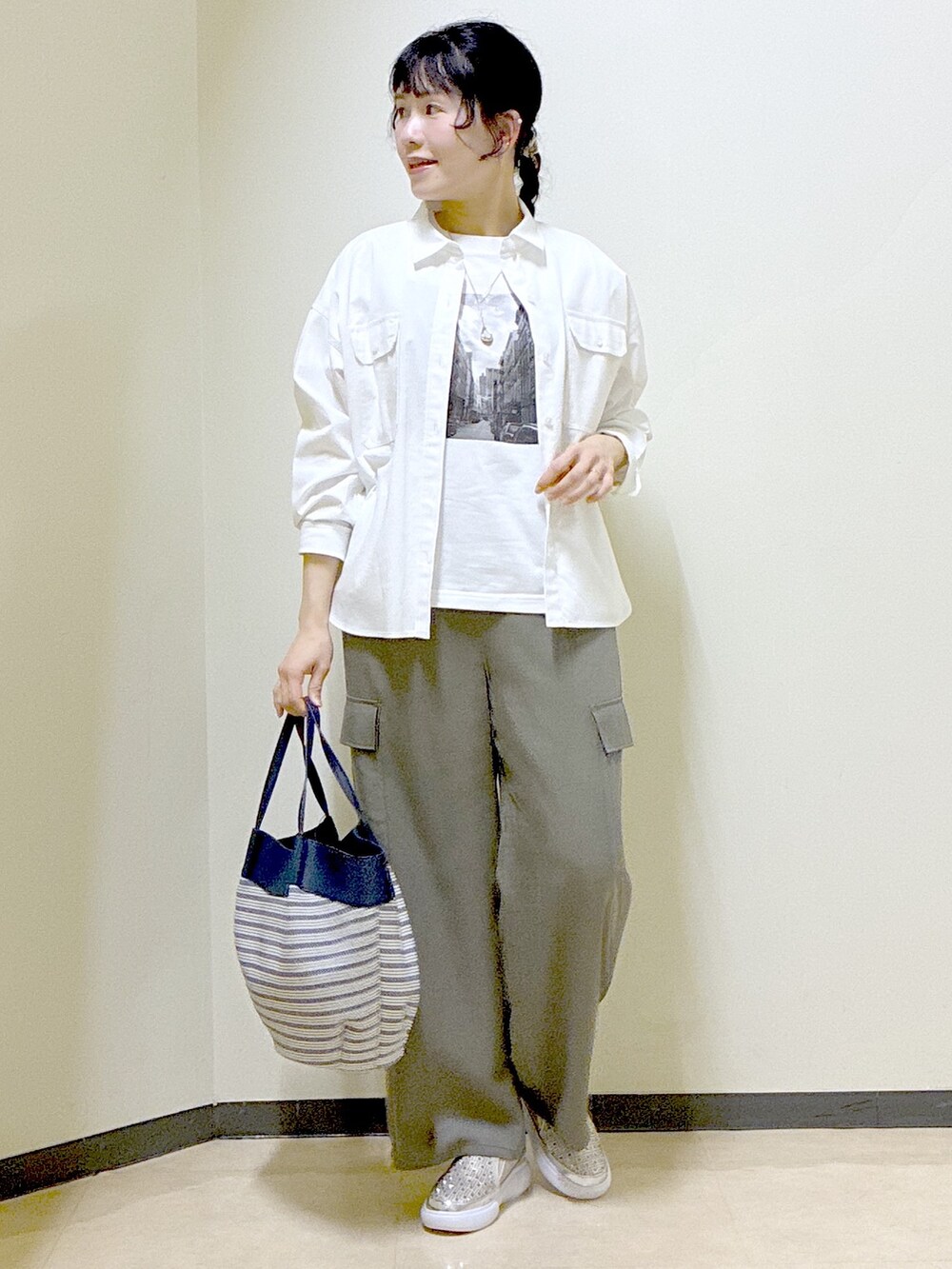 ホワイト系のTシャツ/カットソー、グリーン系のその他パンツ、ホワイト系のシャツ/ブラウスを着用したレディースの春コーディネートの10枚目の写真