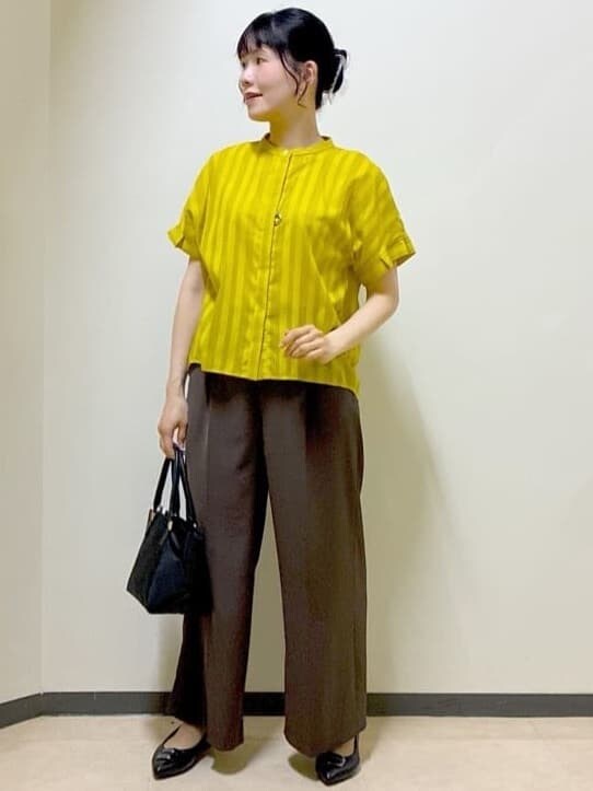 イエロー系のシャツ/ブラウス、ブラウン系のその他パンツ、ブラック系のトートバッグを着用したレディースの夏コーディネートの5枚目の写真