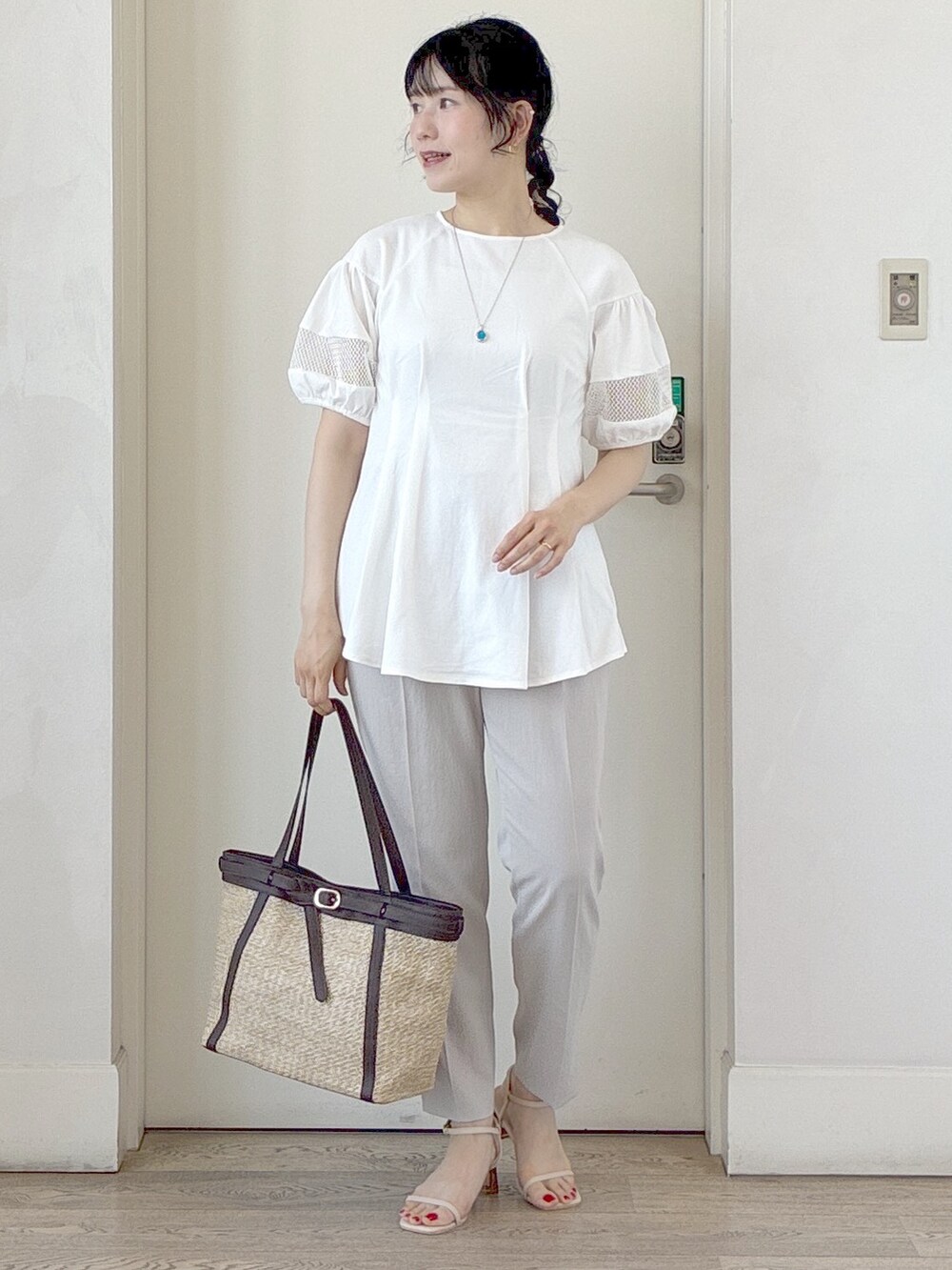 ホワイト系のTシャツ/カットソー、ベージュ系のタンクトップ、ブラック系のカーディガン/ボレロを着用したレディースの夏コーディネートの9枚目の写真