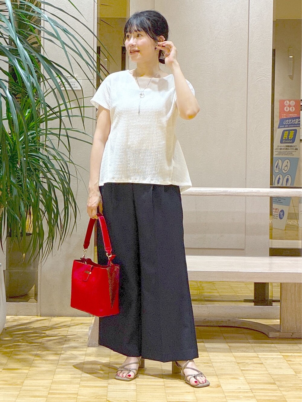 ホワイト系のTシャツ/カットソー、ブルー系のその他パンツ、レッド系のトートバッグを着用したレディースの夏コーディネートの7枚目の写真