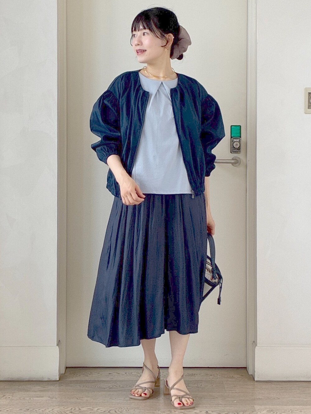 ブルー系のブルゾン、ブルー系のTシャツ/カットソー、ブルー系のその他パンツを着用したレディースの夏コーディネートの8枚目の写真