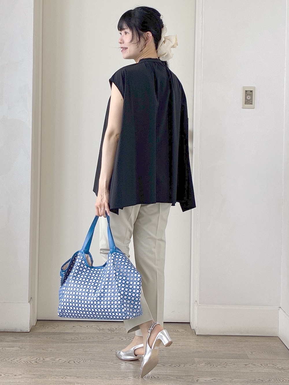 ブラック系のシャツ/ブラウス、ブルー系のトートバッグ、ブラック系のトートバッグを着用したレディースの春コーディネートの4枚目の写真