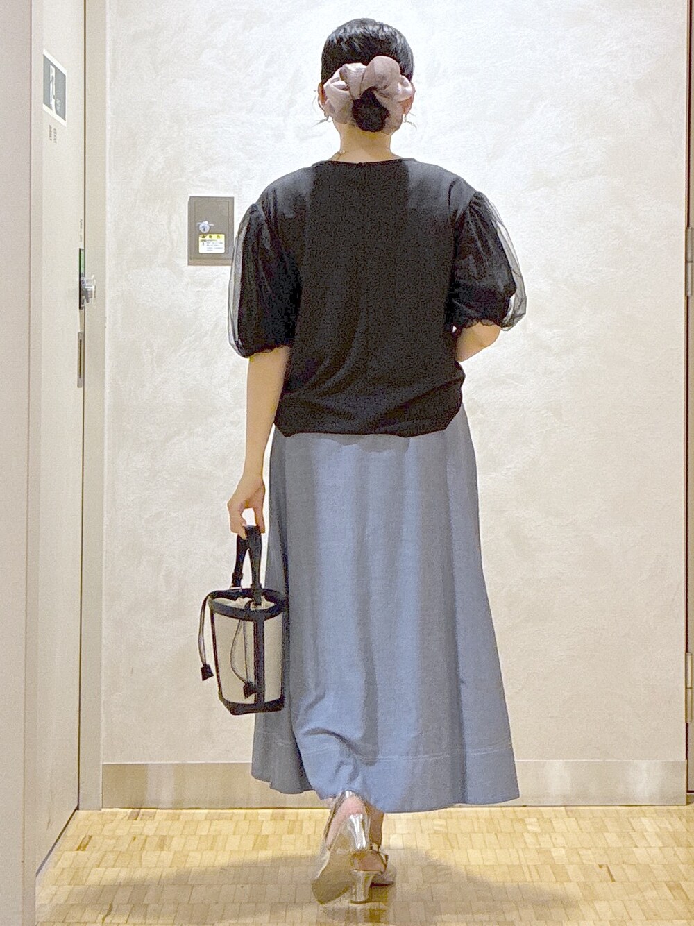 ブラック系のTシャツ/カットソー、ブルー系のスカート、ブルー系のショルダーバッグを着用したレディースの夏コーディネートの3枚目の写真