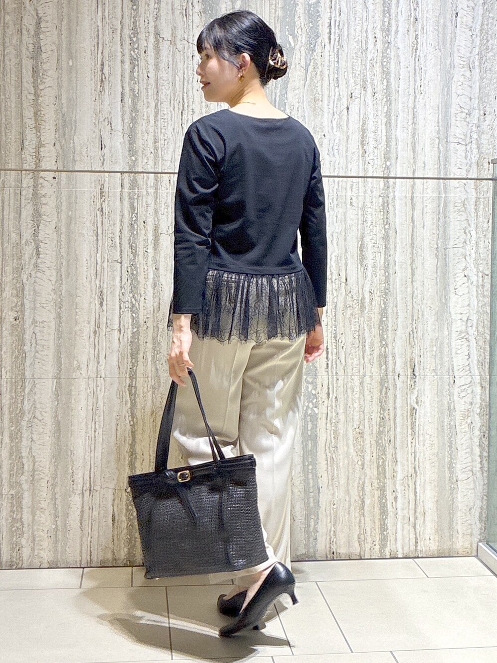 ブラック系のTシャツ/カットソー、ベージュ系のその他パンツ、ブラック系のトートバッグを着用したレディースの夏コーディネートの4枚目の写真