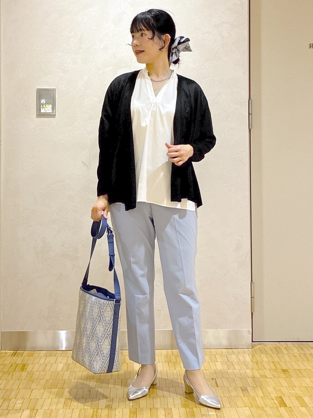 ブラック系のカーディガン/ボレロ、ホワイト系のシャツ/ブラウス、ベージュ系のタンクトップを着用したレディースの春コーディネートの8枚目の写真