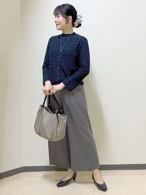 ブルー系のカーディガン/ボレロ、ブルー系のニット/セーター、ブラウン系のその他パンツを着用したレディースの冬コーディネートの8枚目の写真