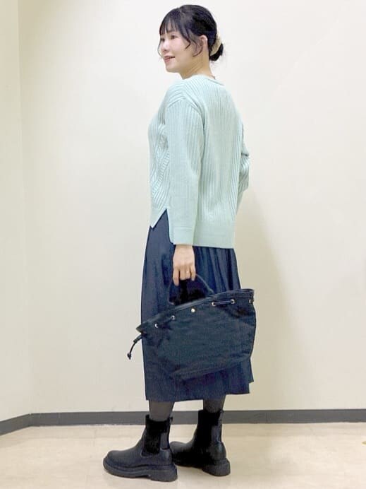 グリーン系のニット/セーター、ブルー系のその他パンツ、ベージュ系のノーカラーコートを着用したレディースの冬コーディネートの4枚目の写真