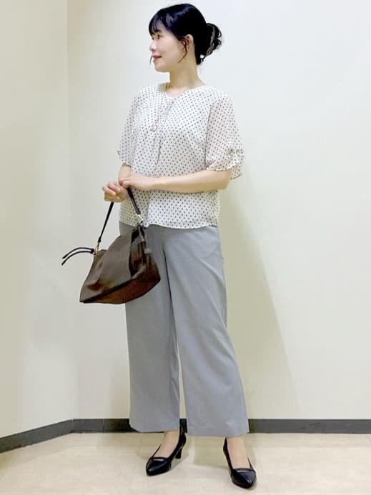 ベージュ系のシャツ/ブラウス、ブラック系のブルゾン、グレー系のその他パンツを着用したレディースの秋コーディネートの6枚目の写真